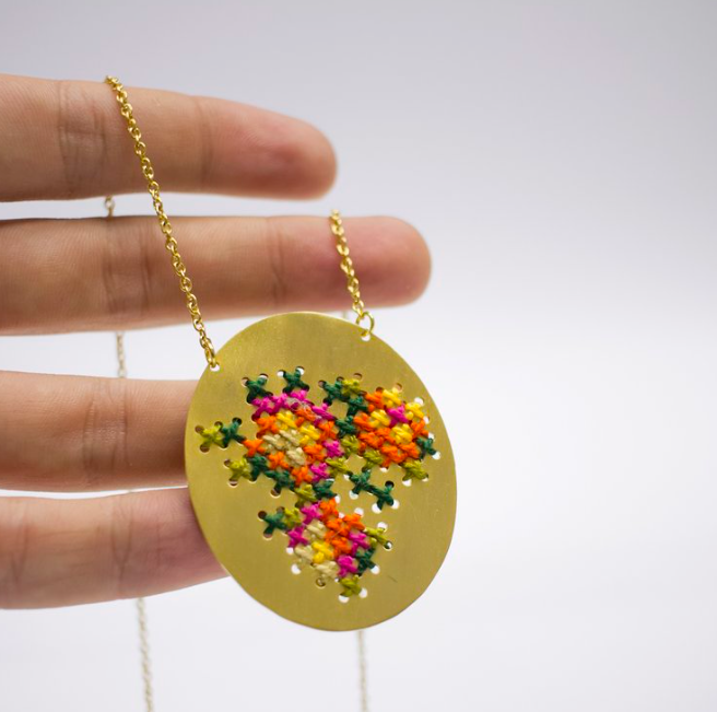 Embroidered pendant gold περιδέραιο